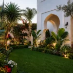 Jardinage à Tanger dans un jardin de villa marocaine élégant.
